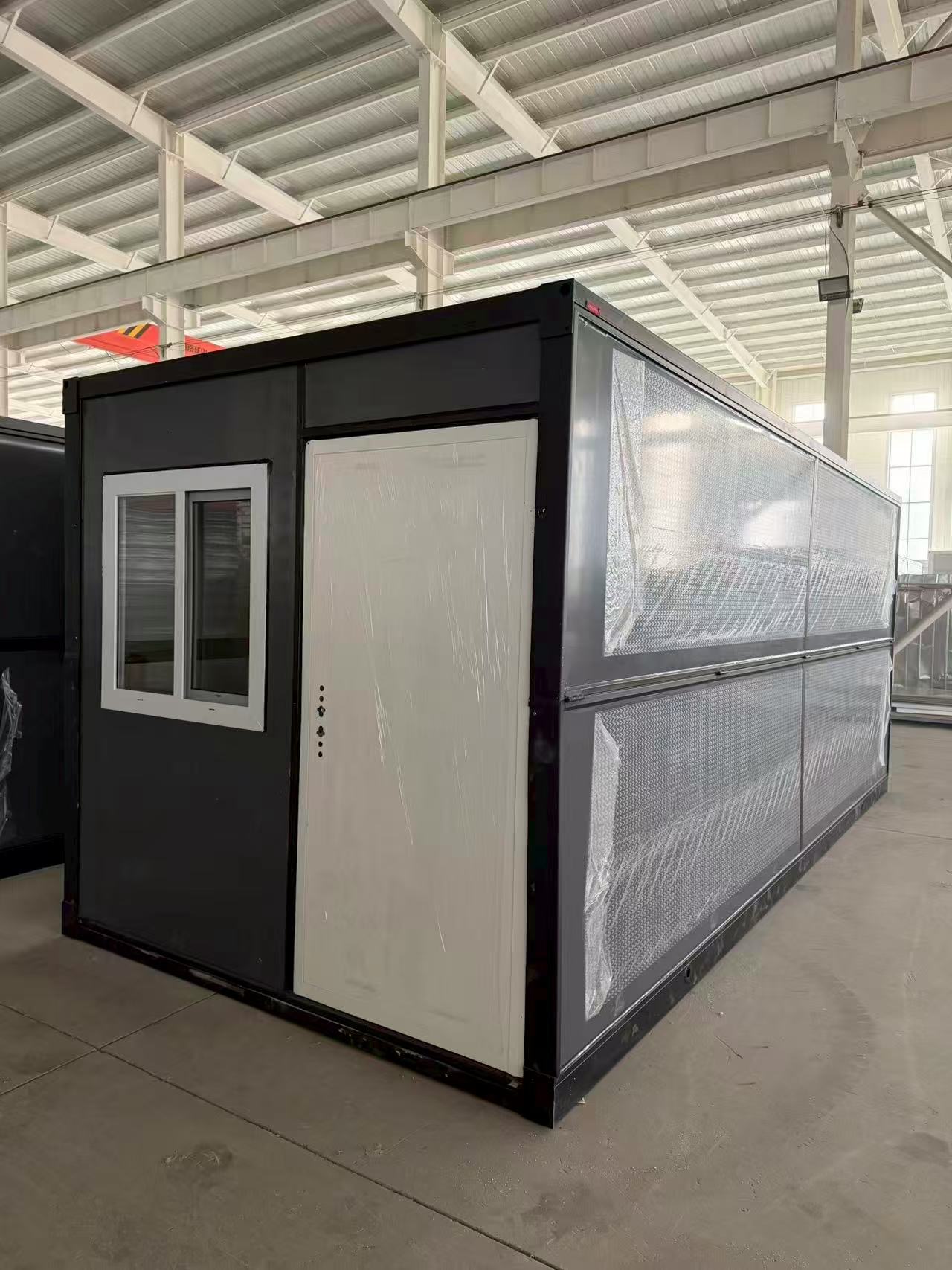 Casa portátil modular gris con puerta y ventana
